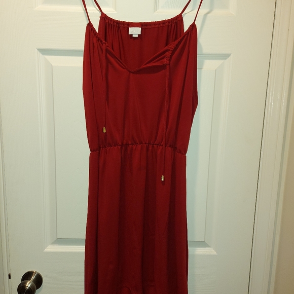 Sleeveless, strappy red dress - Picture 3 of 7
